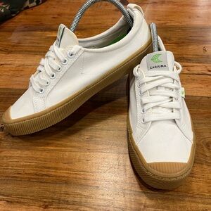 Cariuma Off-White Sneakers with Gum Soles